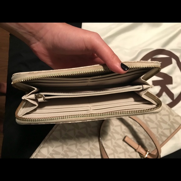 Michael Kors Tote and Wallet $250 - Picture 5 of 5